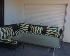 Entire House / Apartment New 4 Bedroom Home, Sleeps 10 Located In The Marina With Awesome Views (Wallaroo, Australia)