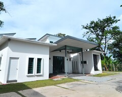 Koko talo/asunto Bungalow In A Village (Batang Melaka, Malesia)