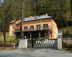 Hotel Malbenka - chata na skale pod hradem Kokorin (Kokorín, República Checa)