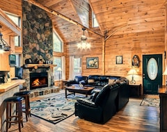 Hele huset/lejligheden Deluxe 5br 3ba Cabin Perfect For Family Getaway! Game Room, Hot Tub, Free Wifi (Cleveland, USA)