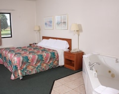 Hotel Carlyle Inn & Suites (Carlyle, USA)