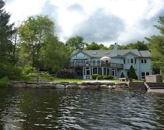 Hotel 3500sqft Immaculate Lakefront Home (Pocono Pines, USA)