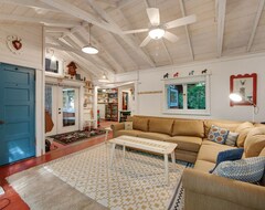 Toàn bộ căn nhà/căn hộ Charming And Colorful Cabin W/Furnished Deck And Forest Views! (Felton, Hoa Kỳ)