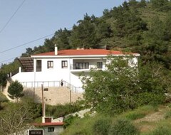 Apart Otel Ta Spitakia Tis Theodosias (Pedhoulas, Kıbrıs)