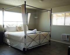 Khách sạn Anahata Springs Spa & 15 Room Retreat (Desert Hot Springs, Hoa Kỳ)