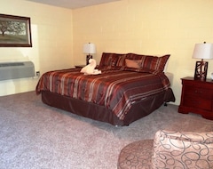 JI10, a Queen Guest Room at the Joplin Inn, at the entrance to Mountain Harbor Resort Hotel Room (Mt Ida, USA)