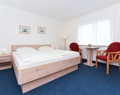 Doppelzimmer - Doppelzimmer In Der Hotel-pension Marlies (Neuharlingersiel, Germany)