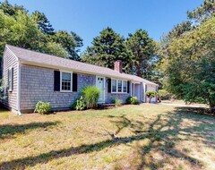 Tüm Ev/Apart Daire Centrally Located Home Near Beaches & Downtown W/ Patio & Outdoor Shower (West Yarmouth, ABD)