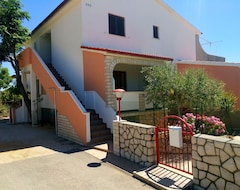 Toàn bộ căn nhà/căn hộ Ferienwohnung Krunic Gross Und Bequem Mit Veranda,sat Tv Und Wifi (Barbat, Croatia)