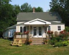 Bed & Breakfast Rumi Guest House on the Cabot Trail (Indian Brook, Canada)