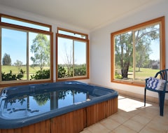 Hotel Madigan Wine Country Cottages (Lovedale, Australia)