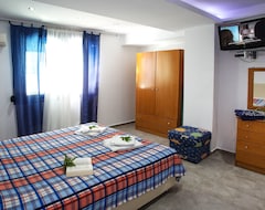 Otel The Blue Apartments and Beach (Nea Peramos, Yunanistan)