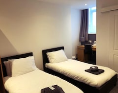 OYO Snooze Hotel (Corby, United Kingdom)