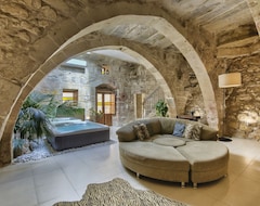Toàn bộ căn nhà/căn hộ Romantic, calming, dreamy character house in the centre of the village (Żabbar, Malta)