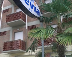 Khách sạn Hotel Nevia (Pinarella Di Cervia, Ý)