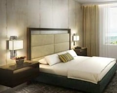 Khách sạn Embassy Suites by Hilton San Antonio Brooks Hotel & Spa (San Antonio, Hoa Kỳ)