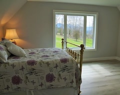 Hotel 2 Bdrm Carriage House With Panoramic Views Of Shuswap Lake (Salmon Arm, Canada)