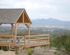 Casa/apartamento entero Quiet Utopia Cabin W/Deck & Walking Trails! (Utopia, EE. UU.)