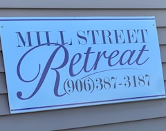 Entire House / Apartment Mill Street Retreat In Downtown Munising, Michigan (Munising, USA)