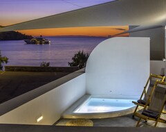 Hotel Oro Suites (Kini, Greece)