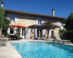 Toàn bộ căn nhà/căn hộ Beautiful Stone House With Pool. (Tossiat, Pháp)