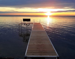 Entire House / Apartment Gorgeous Lake Winnebago Sunsets (Brillion, USA)