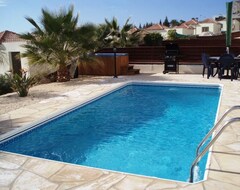 Hele huset/lejligheden Coral Bay, Fabulous Two Bed Lovely Villa, Wifi, A.Con, Hot Tub, New Pool, Bbq (Peyia, Cypern)