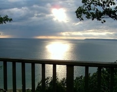 Hele huset/lejligheden Homestead Condo - Beautiful View Of Lake Mich & Manitau Island, A/c & Wi-fi (Glen Arbor, USA)
