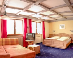 Hotelli Frank Simon Bed & Breakfast (Riezlern, Itävalta)