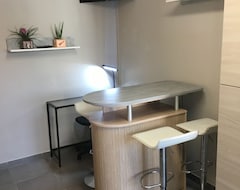 Koko talo/asunto Furniture Studio In Surgeres (Surgères, Ranska)