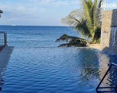 Toàn bộ căn nhà/căn hộ Beachfront Vacation Villa With Infinity Pool (Batangas City, Philippines)