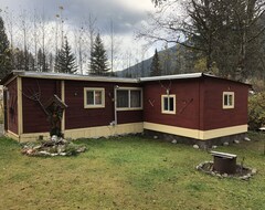 Entire House / Apartment Bear Valley King Suite (Stewart, Canada)