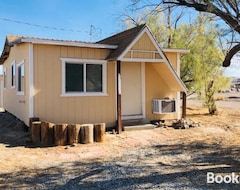 Koko talo/asunto 1940s Miners Cabin (Tecopa, Amerikan Yhdysvallat)