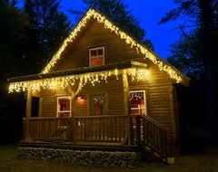 Entire House / Apartment Cozy, secluded, year-round Cabin Rental with a Hot Tub! (Munising, USA)