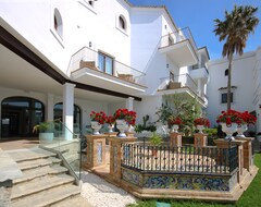 Khách sạn Hotel Dona Lola Zahara (Zahara de los Atunes, Tây Ban Nha)