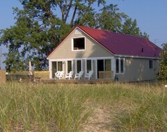 Entire House / Apartment Waterfront Home Right On The Beach (Grand Marais, USA)