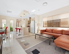 Entire House / Apartment Impeccable Modern 1 Bedroom Apartment Taringa (Brisbane, Australia)