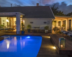 Hotel Admiralty Beach House (Summerstrand, South Africa)