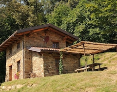 Koko talo/asunto Chalet luonnon ympäröimänä panoraamanäköalalla (Sagliano Micca, Italia)