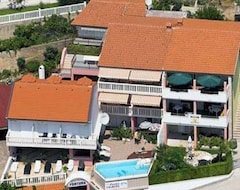 Aparthotel Apartments Radoš (Omiš, Hrvatska)