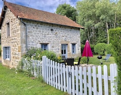 Toàn bộ căn nhà/căn hộ House made of regional stones, typical from Auvergne, greenery landscape (Gouttières, Pháp)