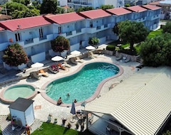 Hotel Nikiforos Village (Hanioti, Greece)