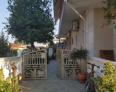 Koko talo/asunto House in the Village (Drama, Kreikka)