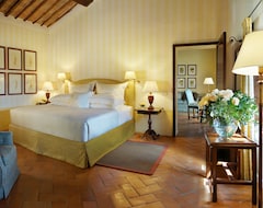 Khách sạn Castello Banfi - Il Borgo "Relais & Chateaux" (Montalcino, Ý)