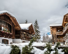 Apart Otel Sportony Mountain Lodges (La Villa, İtalya)