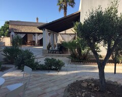 Hele huset/lejligheden Villa Of 100 Square Meters Recently Renovated, Inside A Large Courtyard (Favignana, Italien)