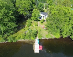 Hele huset/lejligheden The Cottage Blue - Private, Waterfront Cottage With Hot Tub (Amherst, Canada)