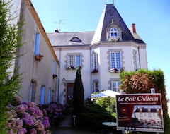 Khách sạn Le Petit Château (Tiffauges, Pháp)