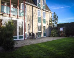 Hotel Comfortable apartment located in a residence directly near a wood at only 750 m from the sea. (De Koog, Netherlands)