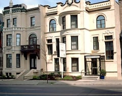 Hotel Chateau de l'Argoat (Montréal, Canada)